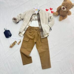 Ensemble enfant casual – cardigan beige et pantalon cargo